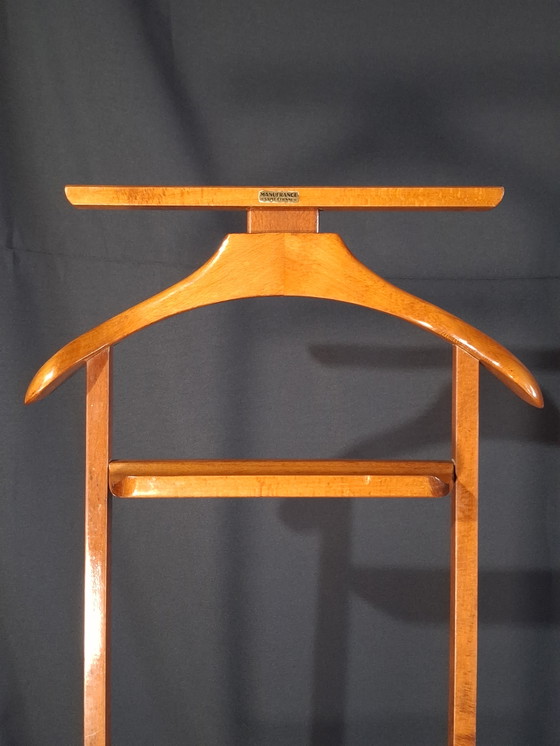 Image 1 of Perchero de madera con ruedas