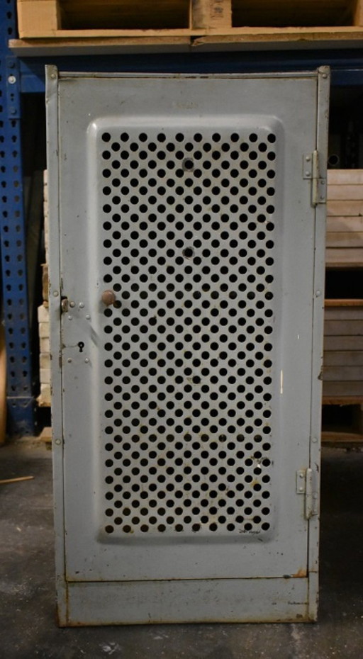 Alter Metallschrank, grau, 47 x 47 x 97,5