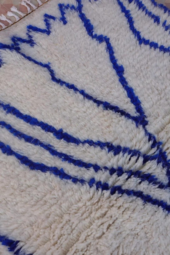 Alfombra bereber marroquí pequeña hecha a mano, azul y blanca, 100/200 cm – Aime Té, Wool (photo 6 of 7)
