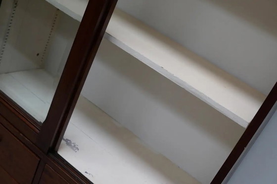 Image 1 of Grand meuble d'apothicaire/vitrine ancien belge en pin pitchpin, vers 1900