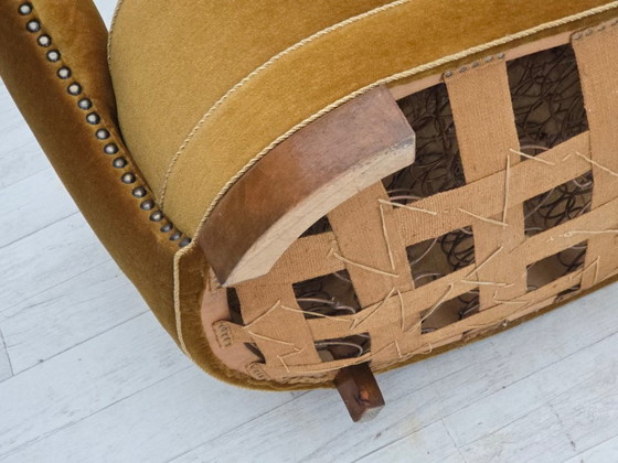 Image 1 of Deense "Banan" tweezitsbank uit de jaren 60, origineel olijfgroen meubelvelours.