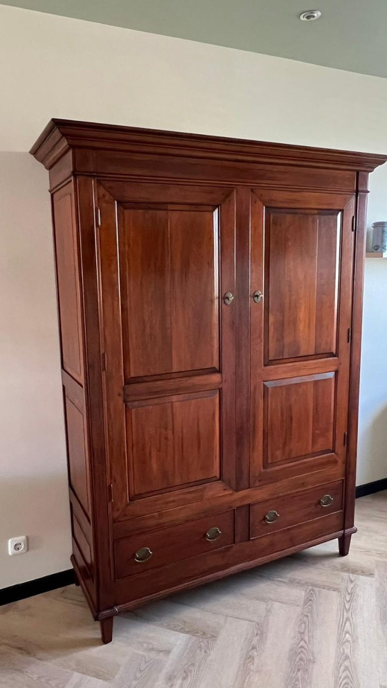 Image 1 of Stilvoller antiker Provence-Kirschholz-Porzellanschrank – Neuwertig