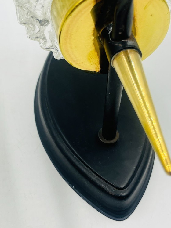 Image 1 of Een paar vintage wandlampen van getextureerd glas en messing, toegeschreven aan Maison Arlus.