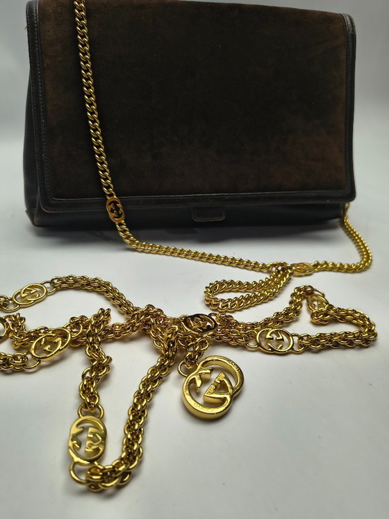 Image 1 of Rara borsa a tracolla vintage Gucci in pelle scamosciata e pelle con catena GG dorata e ciondolo con stemma – Made in Italy