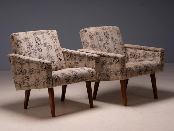 Par de sillones tapizados de mediados de siglo con tela floral, Checoslovaquia, 65 × 75 × 85 cm – Wood (photo 2 of 5)