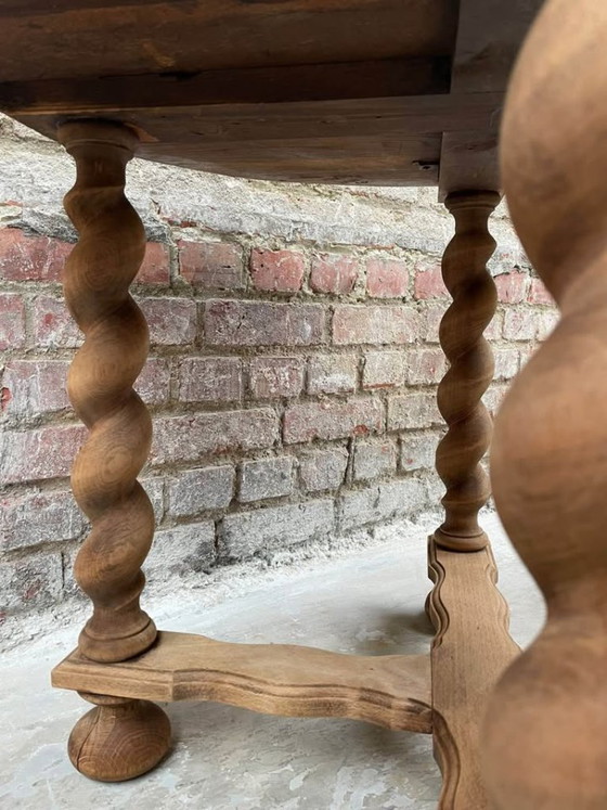Image 1 of Affascinante tavolino rotondo in rovere sbiancato con gambe tornite