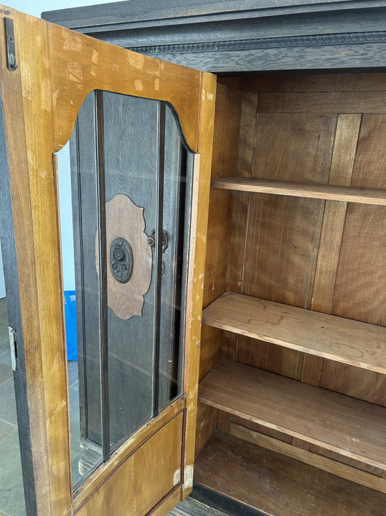 Image 1 of Antiker brauner Schrank mit Glas