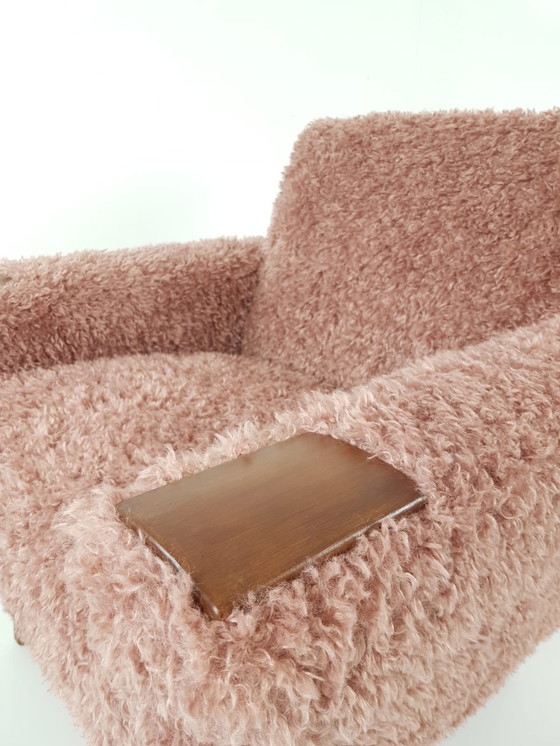 Image 1 of Fauteuil vintage rose | modèle danois accoudoirs en teck