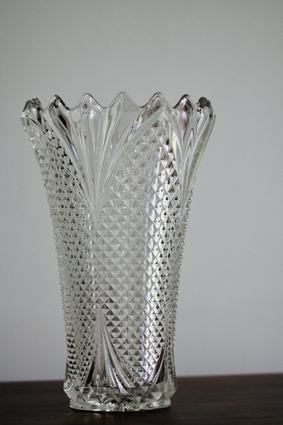 Image 1 of Grand vase en cristal taillé – motif à pointes de diamant