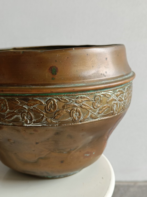 Image 1 of Set decorativo vintage in ottone e rame: vaso a forma di elefante in rilievo e ciotola floreale martellata.