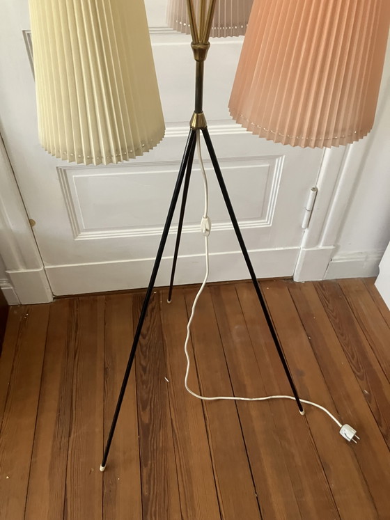 Image 1 of lampadaire plissé tripode style milieu du siècle