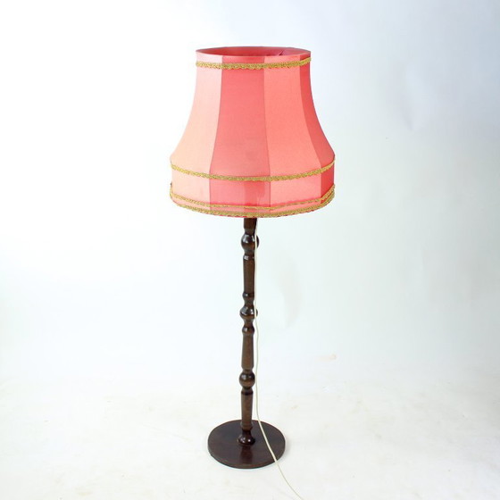 Image 1 of Lampada da terra d'epoca a stelo con paralume originale in tessuto rosa, Cecoslovacchia, anni '60