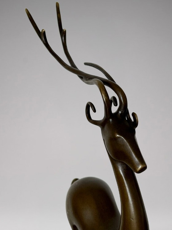 Image 1 of Escultura de ciervo Art Déco en bronce patinado, firmada por Coenrad, sobre una base con efecto mármol - 40 cm