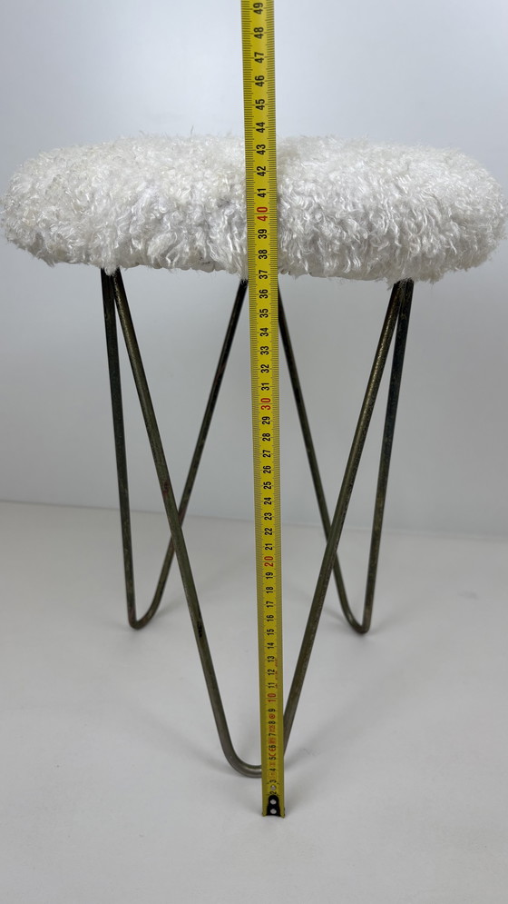 Image 1 of Tabouret vintage sur pieds en épingle à cheveux et fourrure blanche moelleuse