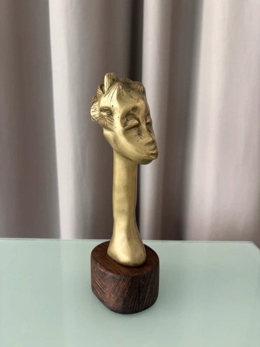 Buste féminin expressif en bronze sur socle en bois exotique – beeldhouwkunst, Brass