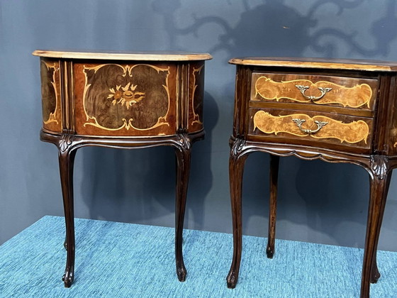 Coppia di comodini in stile rococò con intarsi in legno pregiato. – Wood (photo 5 of 6)