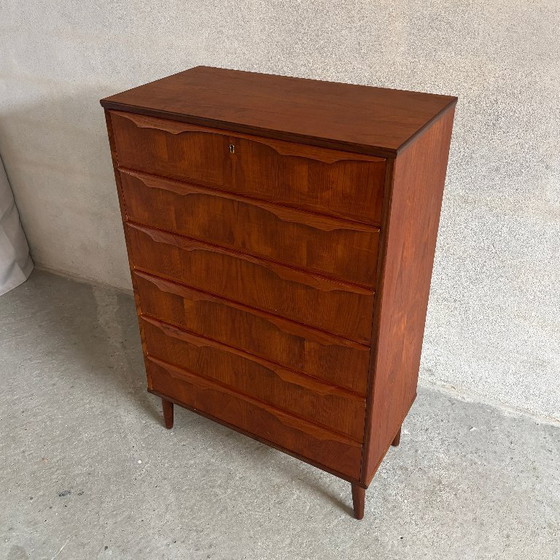 Image 1 of Teakhouten ladekast / tallboy — Denemarken, jaren 60