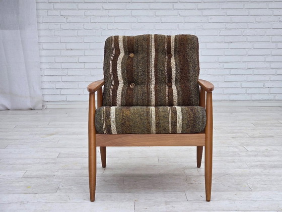 Image 1 of Fauteuil danois des années 1970, en bois de hêtre, recouvert de tissu d'ameublement en laine.