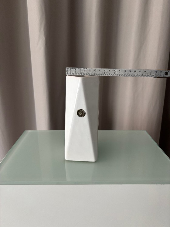 Königliche weiße Keramikvase mit geometrischem Design, Royal, Vasen, Modern (Foto 9 von 9)