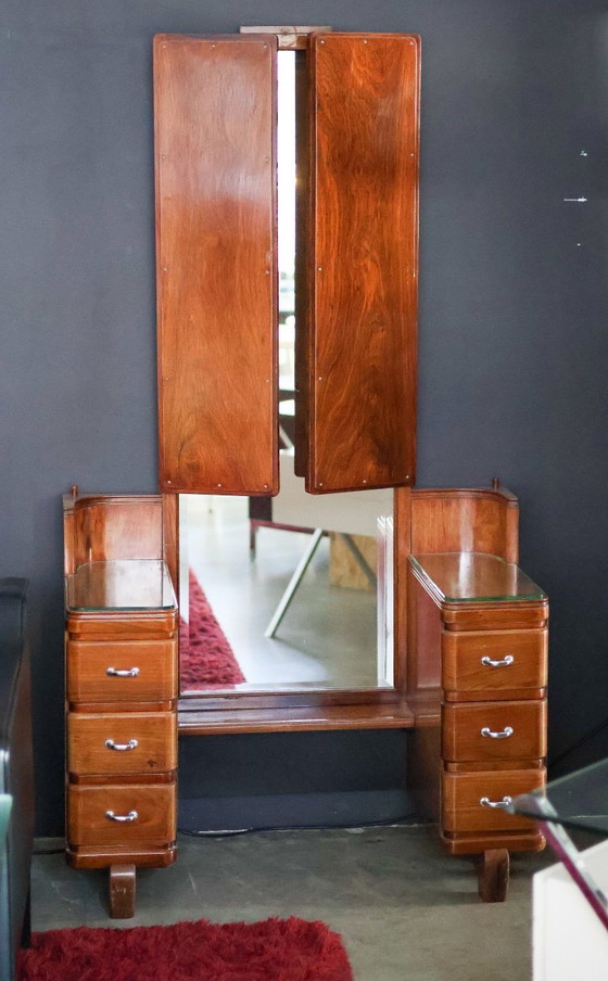 Image 1 of Coiffeuse avec grand miroir taillé et deux miroirs latéraux pivotants provenant d'un intérieur spécial !