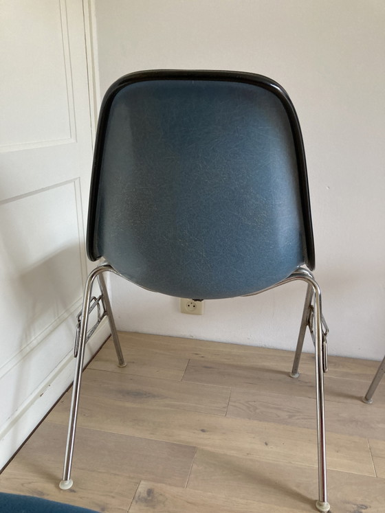 3 sedie da pranzo Eames in fibra di vetro di Vitra – Metal, Chrome (photo 7 of 15)