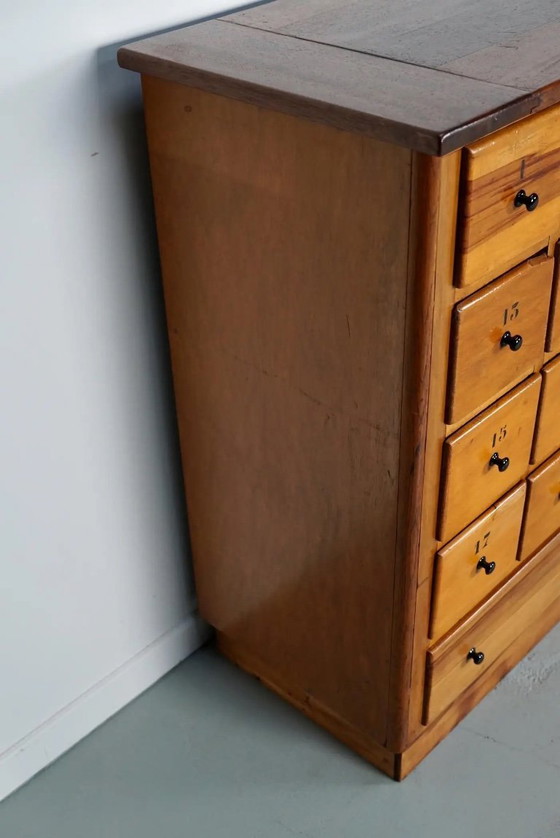 Image 1 of Grande armoire d'apothicaire / armoire d'école industrielle hollandaise en hêtre, milieu du XXe siècle