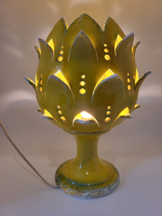 Image 1 of Artisjoklamp van geel keramiek Frankrijk