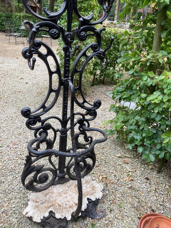 Antico appendiabiti in ferro battuto con ganci, rosette e vassoio separato, XIX secolo. – Iron (photo 4 of 7)