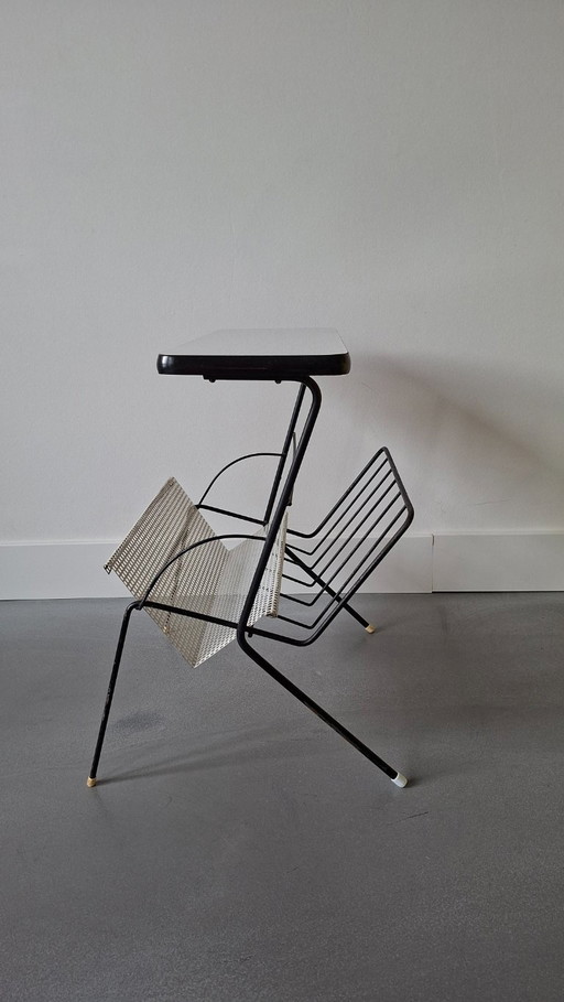 Mesa de lectura/mesa auxiliar vintage con revistero – Diseño de mediados de siglo