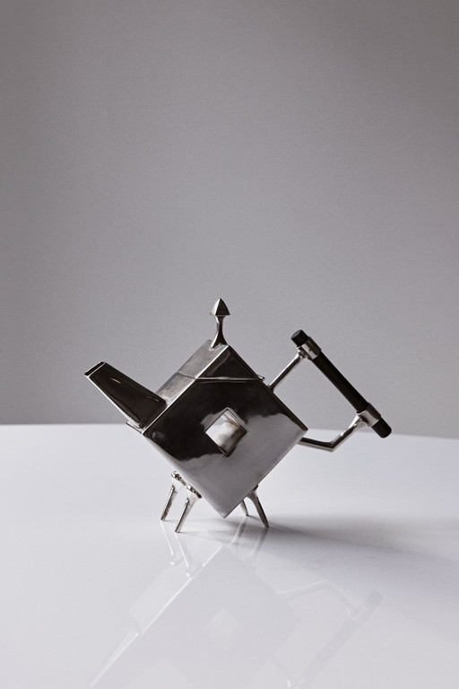 Tetera antigua Christopher Dresser plateada con mango de ébano