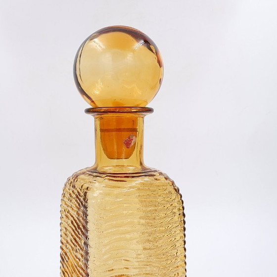 Image 1 of Vintage karaf in amberkleurig golvend Italiaans Empoli glas met ronde stop