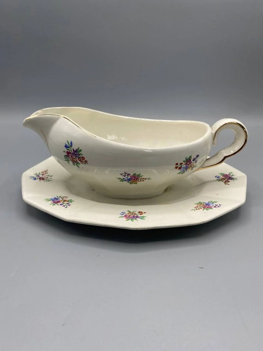 Opaque porcelain gravy boat Porcelor Ceranord, polychrome scattered floral design, gold trim, on an octagonal base – servies