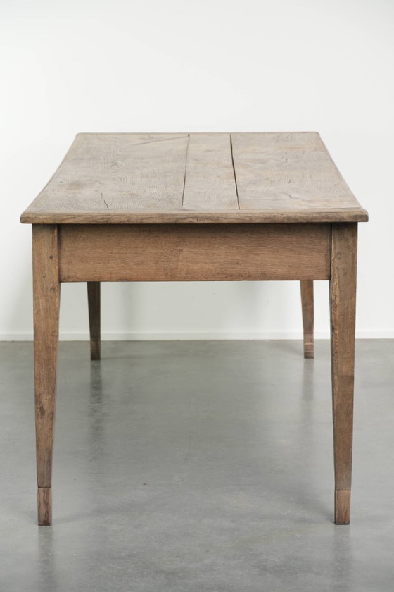 Image 1 of Antiker französischer Esstisch aus grauer Eiche für 6 bis 8 Personen mit Baguetteschublade und wunderschöner Patina.