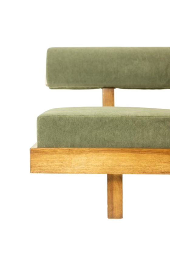 Image 1 of Banco de tres plazas en fresno claro y terciopelo mohair verde. Contemporáneo.