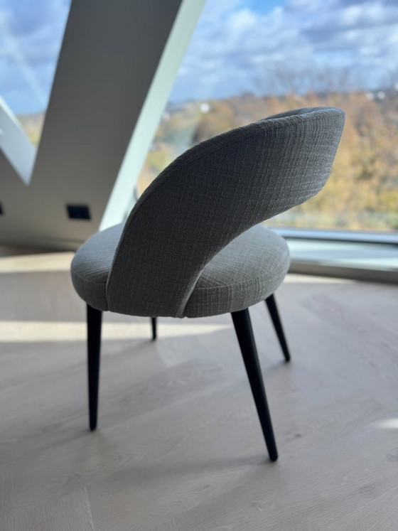 Image 1 of 6 sillas de comedor Ally Design estilo Valentino – Aspecto bouclé de lujo | Patas negras