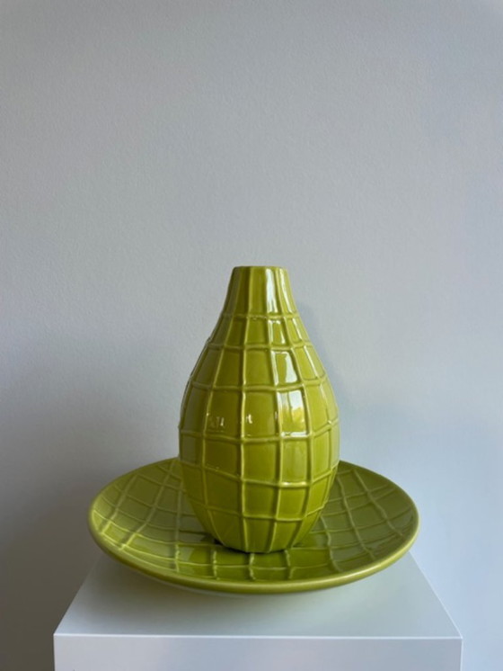 Image 1 of Limegroene keramieken vaas en schaal met reliëfpatroon