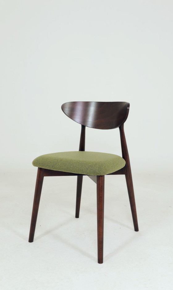 Image 1 of Moderne set van 4 eetkamerstoelen, avocadogroene stof en donker walnootkleurig beukenhout