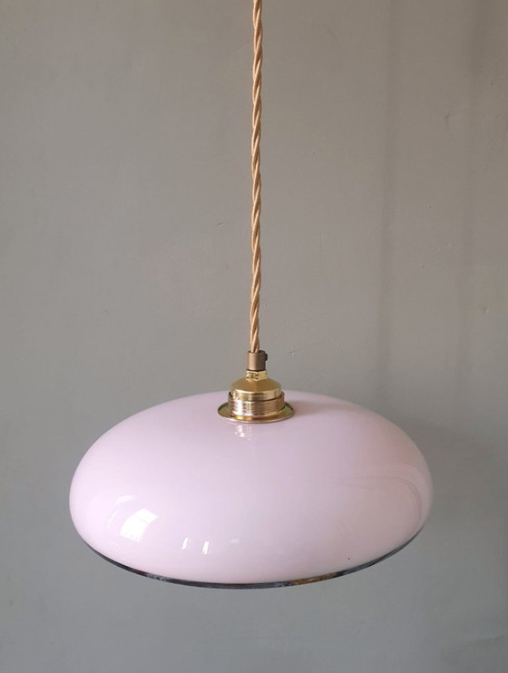 Image 1 of Lampada a sospensione vintage in vetro opalino rosa pastello con finiture dorate.