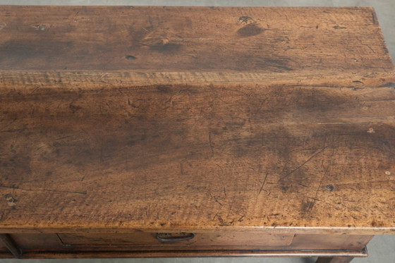 Image 1 of Mesa de centro rectangular antigua del siglo XVIII, de nogal, procedente del sur de Europa, con dos cajones y hermosos colores.