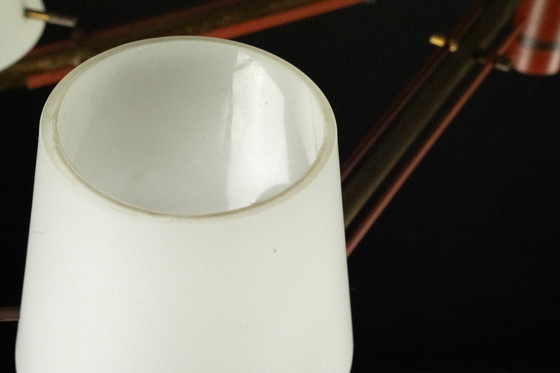 Image 1 of Mid Century 8-armiger Stilnovo-Kronleuchter aus Opalin, Messing und rotem Lack. Italien 1950er Jahre