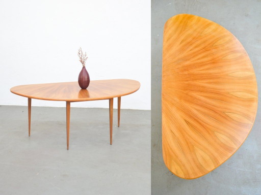 Vintage niervormige salontafel van walnotenhout, retro mid-century stijl uit de jaren 60.