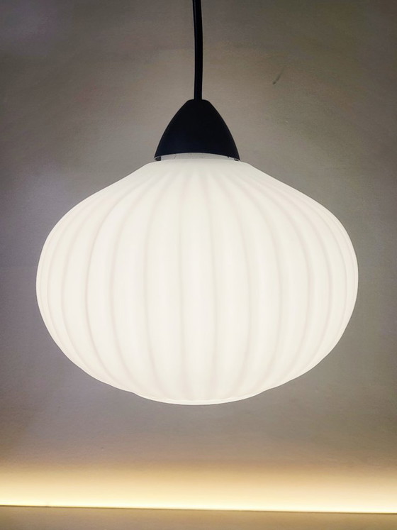 Image 1 of Suspension vintage en verre opalin blanc, années 1960