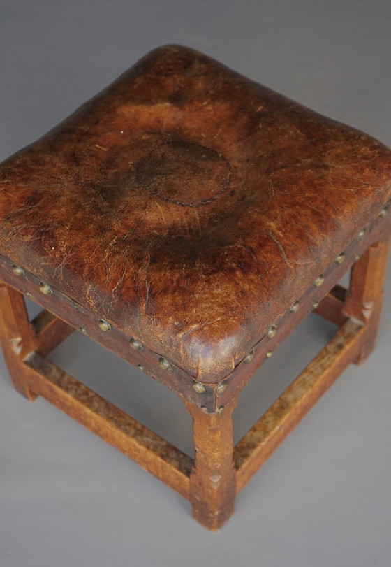 Image 1 of Kleine leren kruk van Gordon Russell voor Russell & Sons. 1920s