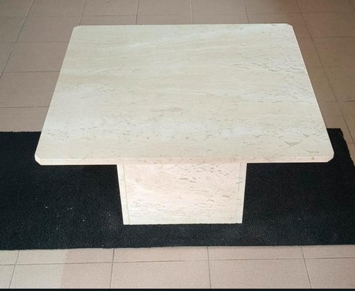 Mesa de centro de travertino en buen estado.
