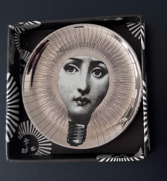 Image 1 of Fornasetti Sottobicchieri in porcellana “Tema e Variazioni” – Set da 4 (8,5 cm) – Con scatola – N. 39 / 51 / 83 / 101