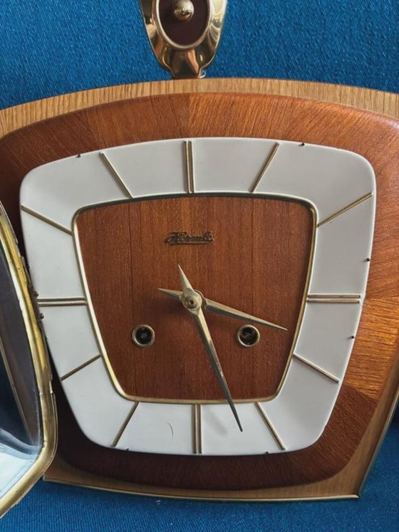 Orologio da parete sospeso Hermle, cassa in legno con dettagli in ottone, anni '50, Kienzle, Oggetti decorativi (foto 2 di 8)