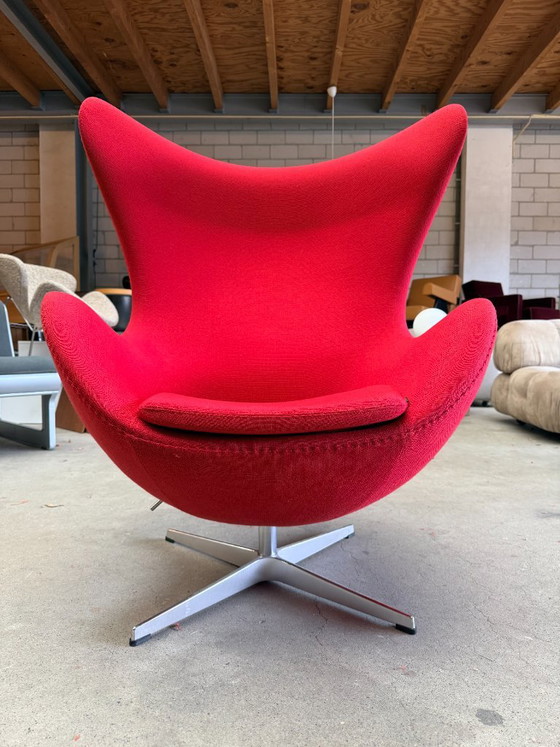Silla Egg de Fritz Hansen diseñada por Arne Jacobsen (Stock: 2) – Sillones, Textile, Aluminium (photo 10 of 12)