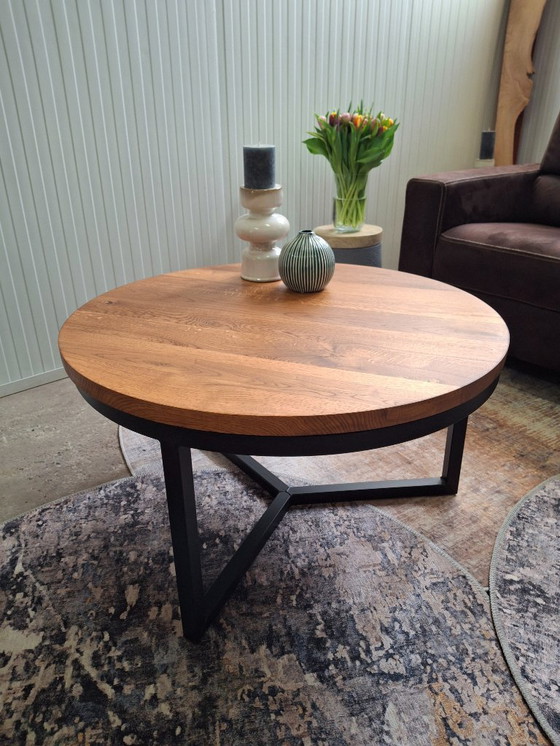 Image 1 of Nueva y robusta mesa de centro de roble macizo y base de metal.