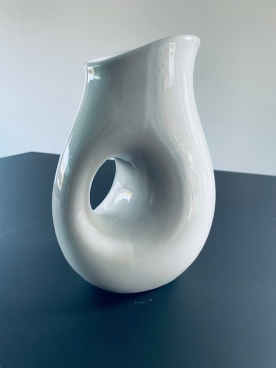 Image 1 of Carafe en céramique au design moderne avec ouverture sculpturale