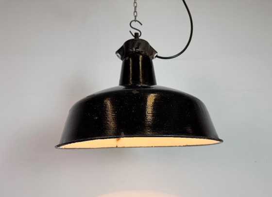 Image 1 of Industriële zwarte geëmailleerde fabriekslamp met gietijzeren bovenkant, jaren 50